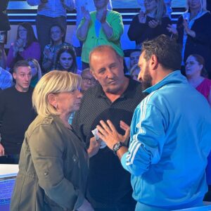 Cyril Hanouna Instagram - L’histoire de Maryse et Pierre m’a énormément touché, j’espère de tout mon coeur qu’ils vont retrouver leur maison! 

Je lance un appel pour leur venir en aide il faut faire le max pour eux. 🙏🏽💙