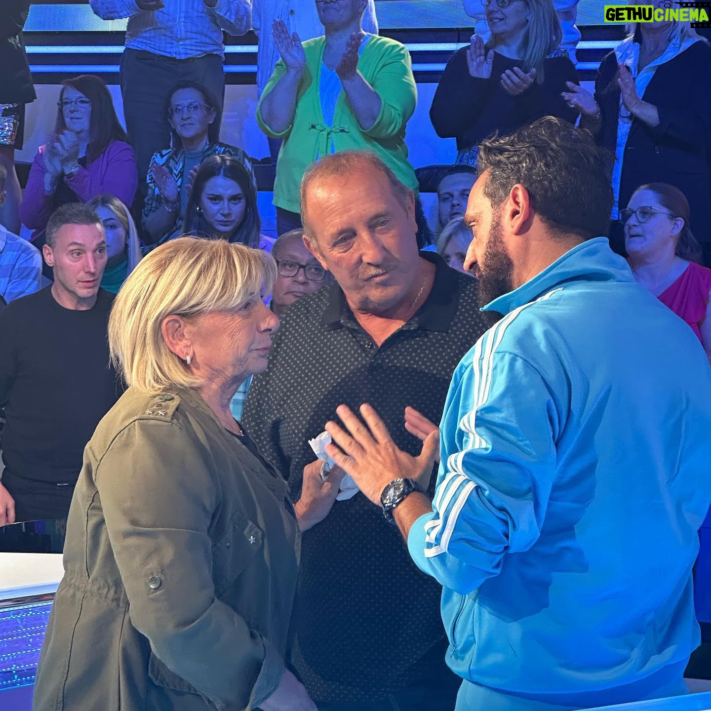 Cyril Hanouna - 15.8K Likes - L’histoire de Maryse et Pierre m’a énormément touché, j’espère de tout mon coeur qu’ils vont retrouver leur maison!
Je lance un appel pour leur venir en aide il faut faire le max pour eux. 🙏🏽💙