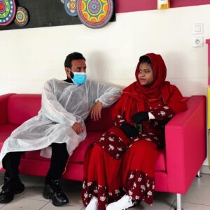 Cyril Hanouna Instagram - Journée #Baniday ⤵️ 
À la rencontre des enfants de l'hôpital @hpr_bullion 🫶🏽

Merci à l'association @lagranderecrepourlenfance qui ont régalé tous les enfants, j ai passé un moment formidable!