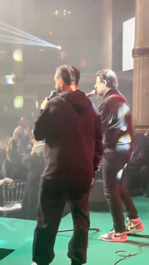 Cyril Hanouna Instagram - Avec mon @patrickbruel pour @associationlesroisdumonde ! 🎤 

Merci au public 🫶🏽