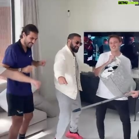 Cyril Hanouna - 11.2K Likes - C’est la vie qui veut ça ! 😂🕺🏽
J’espère que vous kiffez vos vacances mes chéris!