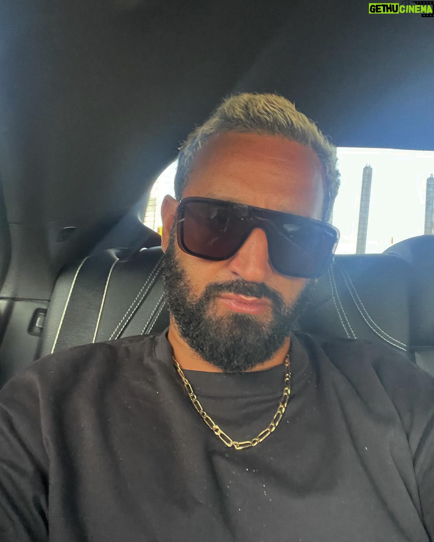 Cyril Hanouna - 19.4K Likes - On dirait que je pars faire un showcase ! 😂
J’espère que vous kiffez vos vacances mes chéris j’ai hâte de vous retrouver! 💛