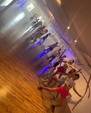 Cyrina Fiallo Instagram - Did another feel your feelings dance class and am overwhelmed with happiness🕺🏾💃🏾

🪩

🤸🏻‍♂️

👩🏻‍🎤

🌟

🌈

#feelyourfeelings #ribbondancing #danceitout #weirddance #thepursuitofjoyproject #dancingwithfriends #hulahoopsarelife #letsdance #iliketomoveitmoveit #danceclassesforadults