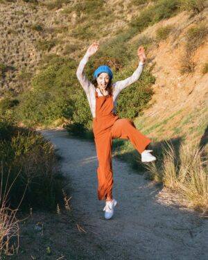 Cyrina Fiallo Instagram - 🦘 @emmanuelleyang said “i have film in my camera, let’s go for a hike.” So we did 🌞

🌾

💫

🤸🏼‍♂️

🧚🏼‍♂️

#filmphotography #midjump #70svibe #filmphotographer #friendsforever #retro