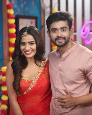 D Gautham Krishna Instagram - Guys finally coffe with shobha 1st episode out.!! Do check out 
suman tv.! YouTube channel.! Hope u wil like my hosting 
Need ur support and blessings 🙏
.
.
.
My beautiful saree @varijas_couture 
.
.
#sumantv#coffewithshobha#hosting#newjurny#love#