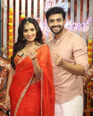 D Gautham Krishna Instagram - Guys finally coffe with shobha 1st episode out.!! Do check out 
suman tv.! YouTube channel.! Hope u wil like my hosting 
Need ur support and blessings 🙏
.
.
.
My beautiful saree @varijas_couture 
.
.
#sumantv#coffewithshobha#hosting#newjurny#love#