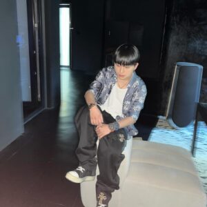 D.Ark Instagram - POV:중앙이 되고 싶었지만 변두리가 되었다.
하하.. 중앙대 Love ya peace.