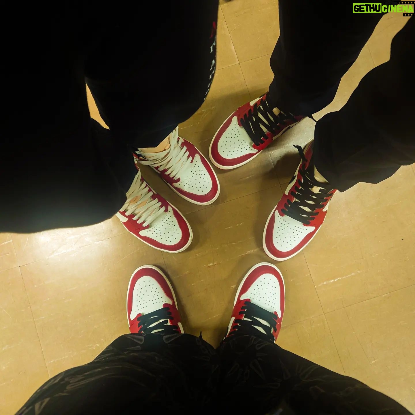 DJ LOVE - 17K Likes - Happy new year!!
New yearās kicks!!
#aj1lostandfound
#matchingkicks
