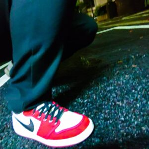 DJ LOVE Instagram - Today’s kicks

雨だろうと関係なし！笑

#aj1kochicago