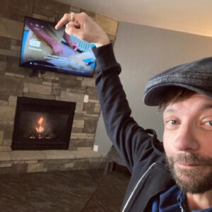 DJ Qualls Instagram - I’m back to work! These past 9 months of filming shutdown have been hard. I’ve felt isolated and, at times, like a man without a purpose. Being here right now feels pretty damn good. You can’t see it, but I’m big smiling underneath that mask. You also can’t see that I’m wearing underwear, long underwear, two pairs of socks, a thermal shirt, T-shirt, a flannel and a hoodie underneath that coat. 

I arrived in Montana in the dark of night and woke up bleary eyed to all this beauty. The accommodations aren’t so bad, either. Giant copper bath tub ? ✔️ Fireplace with The Great British Baking Show playing above? ✔️ ✔️. Thanks @katebosworth for including me on this adventure. Haven’t worked yet, but already having a great time.  #bigskycountry #montana #filmmaking #actor #backtowork