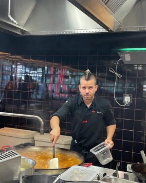 Dabiz Muñoz Instagram - Cuando te dicen que tienes que hacer paella en fuego de wok…

________❌⭕️🔥💣 @streetxo.dubai 

When they tell you that you have to make paella in a wok fire…