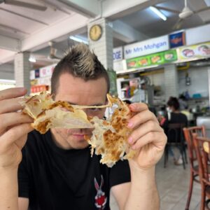 Dabiz Muñoz Instagram - Viendo la vida a través del increíble crispy roti Prata de Mr and Mrs Mohgan. Uno de los bocados más emocionantes del viaje. Único y brillante.
Me gusta darme cuenta de que después de casi 30 años cocinando, sigo siendo un ignorante, todavía no se nada… love eating more than cooking ❤️😎
🌶️❌⭕️🔥