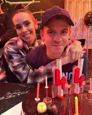 Dabiz Muñoz Instagram - Feliz cumpleaños al amor de mi vida (en versión adulta😂❤️).
Qué suerte tuvimos de encontrarnos y de mirarnos de verdad. 🙏🏽❤️
Marido, me haces mejor y no se me ocurre mejor compañero de aventuras que tú (sea la que sea). 
Hoy es tu cumpleaños pero el regalo lo tengo yo todos los días.
Te amo.
Te amamos❤️. 🐦🪺