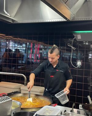 Dabiz Muñoz Instagram - Cuando te dicen que tienes que hacer paella en fuego de wok…

________❌⭕️🔥💣 @streetxo.dubai 

When they tell you that you have to make paella in a wok fire…