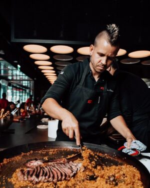 Dabiz Muñoz Instagram - Street❌⭕️Land , los brunch del sábado de @streetxo.dubai !!!!!
Algo muy loco y con mucho sabor está pasando en Dubái…
Nos vemos el próximo sábado😎

_________💣❌⭕️🔥

 Street❌⭕️Land, @streetxo.dubai’s Saturday brunch!!!!! 
Something very crazy and full of flavor is happening in Dubai…
See you next Saturday 😎, be ready…