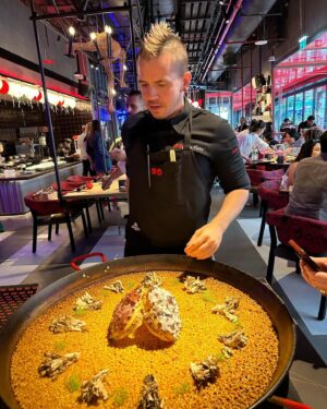 Dabiz Muñoz Instagram - Sunday brunch at @streetxo.dubai !!! 
“Tapas❌⭕️ and the Xef Paellas”
It was spectacular and unique, stay tuned for the upcoming news ❤️❌⭕️🪽