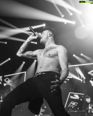 Dag-Alexis Kopplin Instagram - Am Schreien für und mit @kontrak !

Es war bombastisch, hochemotional, eine Riesenfreude und große Ehre. 🖤 

Premiumqualität, Gerne wieder, 10 Sterne 🤪

📸 @alokpaleri