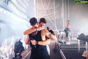 Dag-Alexis Kopplin Instagram - Zwei Arbeitskollegen, die sich recht gut verstehen, umarmen sich aus Pflichtgefühl, kurz vor Schichtbeginn.
#sdpdieband #echtekollegen #arbeit #guteworkworkbalance