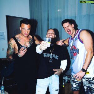 Dag-Alexis Kopplin Instagram - Hier präsentiert der hochgeschätzte Kollege @kontrak ein stilles Wasser mit Limettenschnitz im Backstagebereich der Max-Schmeling-Halle.
Berlin, dis war ne fette Party! Und auch immer eine Ehre, dass du am Start bist, Brudi! Bin richtiggehend stolz 🫶
#tour #sdpdieband #kontrak 
📸 @niclasmoser