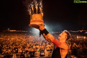 Dag-Alexis Kopplin Instagram - Wenn Du deinen pfirsichsten Geburtstag auf der Bühne mit x-tausend Menschen feierst! Und deine Freunde und Crew dich mit Ständchen und Torte überraschen. Danke! 

Bild 3: Wenn dein Tourmanager @ef_loesch sein Augenlicht riskiert, um dir eine Freude zu machen. 🫡

#geburtstag #onstage #sdp #mightyforty #echtervierziger #kein #falscherfuffziger