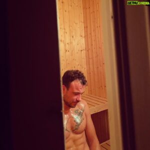 Dag-Alexis Kopplin Instagram - Meine lieblings Paparazza hat wieder zugeschlagen! Unverschämt! 📸
Spart euch die „heiß“-Kommentare, es ist eine Sauna. Natürlich ist es heiß.
Was aussieht als ginge es um den Körper, ist eigentlich der Versuch bei 100 Grad mein Gehirn zu kochen um mentale Ruhe zu finden.
#brainpositivity #mentalhealth #sdpdieband #parkour #parkouroneberlin