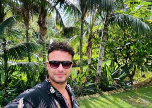 Dag-Alexis Kopplin Instagram - Modernste Form des Urlaubsfotos:
Ich
… im Hintergrund etwas Urlaub.
#erstmaleinselfie #liebegrüßenachgermanien