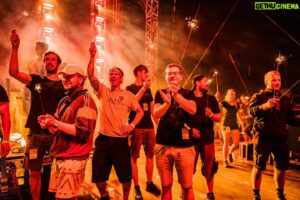 Dag-Alexis Kopplin Instagram - Wenn Du deinen pfirsichsten Geburtstag auf der Bühne mit x-tausend Menschen feierst! Und deine Freunde und Crew dich mit Ständchen und Torte überraschen. Danke! 

Bild 3: Wenn dein Tourmanager @ef_loesch sein Augenlicht riskiert, um dir eine Freude zu machen. 🫡

#geburtstag #onstage #sdp #mightyforty #echtervierziger #kein #falscherfuffziger