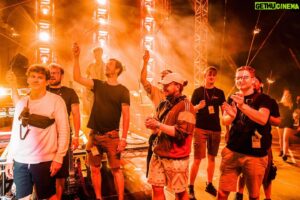 Dag-Alexis Kopplin Instagram - Wenn Du deinen pfirsichsten Geburtstag auf der Bühne mit x-tausend Menschen feierst! Und deine Freunde und Crew dich mit Ständchen und Torte überraschen. Danke! 

Bild 3: Wenn dein Tourmanager @ef_loesch sein Augenlicht riskiert, um dir eine Freude zu machen. 🫡

#geburtstag #onstage #sdp #mightyforty #echtervierziger #kein #falscherfuffziger