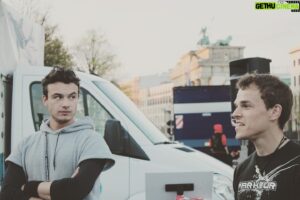 Dag-Alexis Kopplin Instagram - Die ParkourNeurds @martin_gessinger und icke vor exaktzirka 11 Jahren. Natürlich beim Unterrichten bei einem Workshop am Brandenburger Tor. Each one teach one - es hat sich also nicht viel verändert! 😁🤪
Die #parkourneurds haben die 4. Staffel abgeschlossen! Die Themen gehen von den Schwierigkeiten dabei Neues zu beginnen, über Parkour mit Ü50, wie fange ich mit Parkour an, Coaching, Lernen, Lehren … bis zu persönlichen Geschichten und Gedichtinterpretationen! Wir hatten supernice Gäste und meistens war der Dackel dabei. 
Wir danken Euch, dass ihr auch dabei seid und für eure deepen Nachrichten und Kommentare!
Empfehlen Sie uns bitte weiter! ParkourNeurds lebt! Und jetzt machen wir alle Internet aus und gehen raus und uns bewegen 🤝💛🌱
Links in der Story!
#parkour #coaching #podcast #parkourone #doppeltesgefährlicheshalbwissen