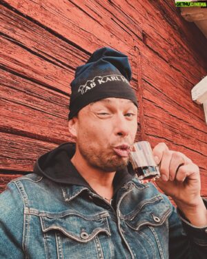 Dag-Alexis Kopplin Instagram - Heute gips was zu feiern. Deswegen trinke ich 1 kleine Kola.
#aberstenviertennichtmehrkriminell