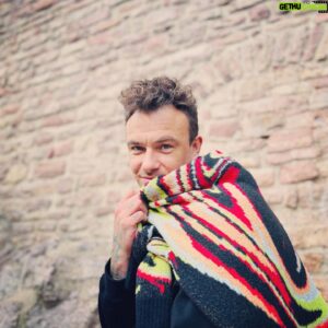 Dag-Alexis Kopplin Instagram - *Werbung  Kennst Du das, wenn es im Herbst kälter wird und Du in deinem T-Shirt plötzlich frierst? Was Du brauchst ist ein PULLOVER! Das dicht gewobene Textil schmiegt sich an deinen Körper wie ein totes Schaf und verleiht dir somit ein dickes Fell. Durch die armlangen Ärmel sind auch deine Arme wohligwarm geschützt vor niedrigeren Temperaturen. Kauf Dir einen PULLOVER! Erhältlich in verschiedenen Größen - wähle einen, der genau DIR passt. Suche Dir deine Lieblingsfarbe aus, zum Beispiel „bunt“. Einfach überziehen und los geht’s. Super kuschelig. Kauf PULLOVER! #advertising #werbung