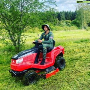 Dag-Alexis Kopplin Instagram - Na? Wer hat die geilste Karre? 
#autoliebhaber #lawnmoverking #ferrarirot #farmingismylife #hutfahrer