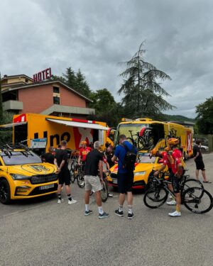 Dag Otto Lauritzen Instagram - Uno X Team er på plass med 8 ryttere i super form. 🚴‍♀️🚴‍♀️🚴‍♀️🚴‍♀️🤩 @unoxmobility @tv2sport #sykkel