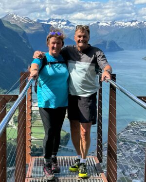 Dag Otto Lauritzen Instagram - Flott tur m «dronninga» på kjente stier opp Rampestreken - Åndalsnes. Fantastisk turområde og værgudene på vår side: Anbefales : #hverdagstrim  @do2_no @ellenlaur
