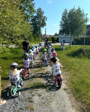 Dag Otto Lauritzen Instagram - Fantastisk sykkeldag sammen med over 50 ivrige barn mellom 3-6 år på @espiraholbekk barnehage i  Grimstad. Full innsats på 2 hjul etter prat om bruk av hjelm og litt om sykling på sykkel/ gangsti. Stor heiagjeng med alle de minste   ansatte. #hverdsgstrim #sykkelglede @espira @vibekela @line_lauritzen @andreascarlszon @tiril @stian_lauritzen