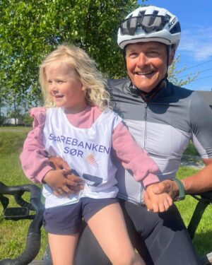 Dag Otto Lauritzen Instagram - Fantastisk sykkeldag sammen med over 50 ivrige barn mellom 3-6 år på @espiraholbekk barnehage i  Grimstad. Full innsats på 2 hjul etter prat om bruk av hjelm og litt om sykling på sykkel/ gangsti. Stor heiagjeng med alle de minste   ansatte. #hverdsgstrim #sykkelglede @espira @vibekela @line_lauritzen @andreascarlszon @tiril @stian_lauritzen