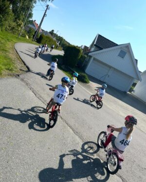 Dag Otto Lauritzen Instagram - Fantastisk sykkeldag sammen med over 50 ivrige barn mellom 3-6 år på @espiraholbekk barnehage i  Grimstad. Full innsats på 2 hjul etter prat om bruk av hjelm og litt om sykling på sykkel/ gangsti. Stor heiagjeng med alle de minste   ansatte. #hverdsgstrim #sykkelglede @espira @vibekela @line_lauritzen @andreascarlszon @tiril @stian_lauritzen