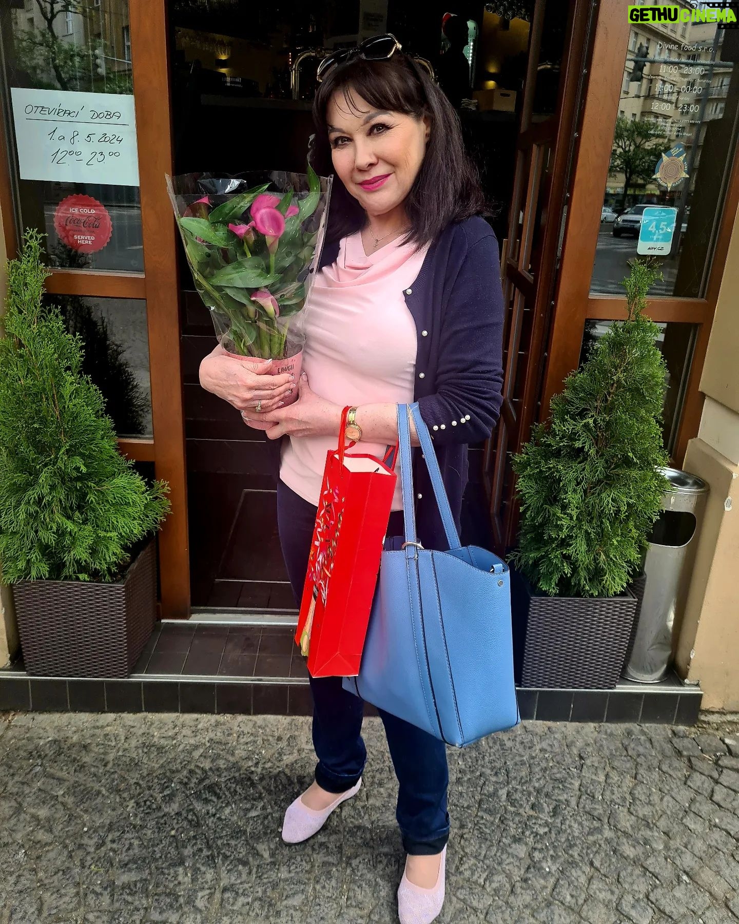 Dagmar Patrasová - 2.2K Likes - Ponarozeninové překvapení od přátel ❤️💐. Krásnou neděli i vám!