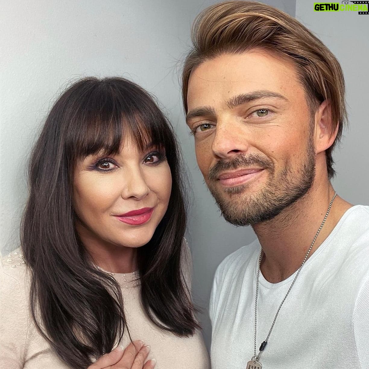 Dagmar Patrasová - 4.5K Likes - Zatim co paparazzi okupují můj dům, ja si užívám u @vlasyhrabal. Moc a moc dekuju za péči, jsem maximálně spokojená ❤🙏 Stejně tak dekuju za produkty italské vlasové kosmetiky Medavita. Jak víte, tak Vito 😉😂❤