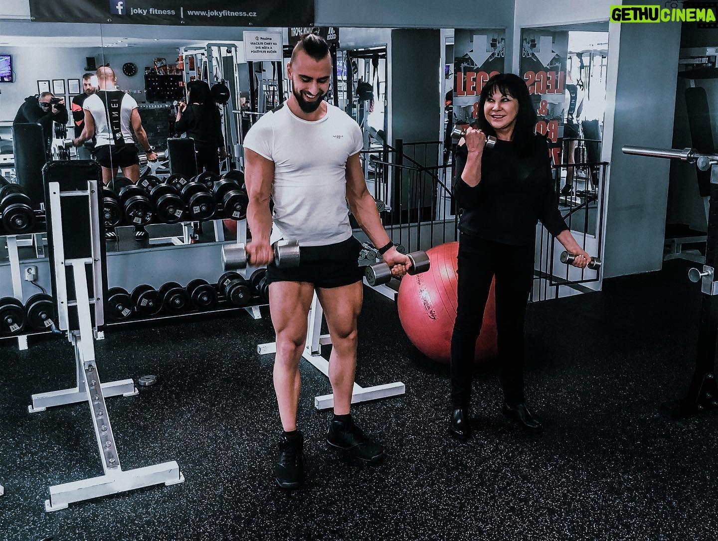Dagmar Patrasová - 1.7K Likes - Dnes jsme s @pavel_salitros natáčeli rozhovor pro super.cz.📽💪
I když se už Pavel věnuje dalším věcem, tak mi dává rady, jak se udržet fit. Rozhovor jsme udělali stylově ve fitku. 🙈
.
.
#fitness #rozhovor #pavelsalitros #czech #czechgirl #czechboy #prague #posilovna #dnescvicim #dadapatrasova