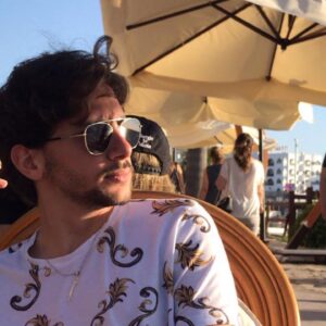 Dağra Solmaz Instagram - Bazı eski fotoğraflar. 
Evim gibi hissettiğim sahneleri, sokakları, otelleri özledim, şimdiden.. Sabır.