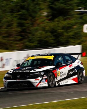 Daijiro Yoshihara Instagram - 𝐓𝐫𝐨𝐩𝐡𝐲 𝐓𝐢𝐦𝐞! 🏆🏆

It’s a party tonight in Canada as the @mtlmtrsprtgrp power their #Honda #Civic #TypeR FL5 TCR with @karlwittmer & @daiyoshihara to their first podium of the year! 

#PoweredByHonda // #HondaRacing // #IMSA