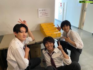 Daiken Okudaira Instagram - 6話いかがったでしょうか。
僕自身も視聴者として見て、考えるものがありました。
この出来事が、これから物語にそして教室にどう影響してくるのか。
これからより目が離せなくなっていきます。
お楽しみ。

そして、TVerにて今までの最高の教師の各話のディレクターズカット盤が配信されます。
来週は24時間テレビでお休みなので、その間に予習として見てみるのもいいと思います。
きっと各生徒や他のキャストの方のことをより知れるかもしれません。
もしかしたら星崎のこともちょっとわかるかもしれませんね。

この写真は全く関係ないカロリーメイト三兄弟です😎

#PR
#最高の教師
