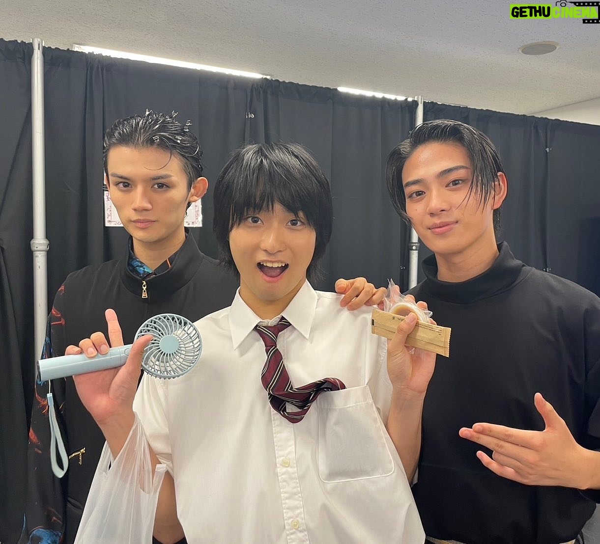 Daiken Okudaira - 25.1K Likes - 9月2日 土曜日 晴れ
こんにちは。奥平です。
今日はTGCにお邪魔してきました。
ありがとうございます。
最高の生徒と最高の教師のメンバーみんなでランウェイを歩かせてもらいました。
なかなか、このようなイベントに出させていただくことがないので、とてもいい経験になりました。
それにしても、最高の生徒のダンスもすごかったですね。
幸輝くんはダンスの衣装からはや着替えしてて大変そうでしたけど、楽しそうでした。
あと久しぶりに、いろんな人に会いました。
マイスモールランドで一緒だった、嵐莉菜ちゃんにも会いまして、写真撮りたかったー。
あえはしたけど写真は撮れなかったのが悔しい。。。
あと七菜ちゃんにもあえました。
君ソムの舞台挨拶以来に会えて嬉しかったなー。
君ソムで言うと永瀬莉子ちゃんも、すれ違った程度だけどまた会えました。
こっちはちゃんと写真とれたのでよかったです。
あとたいゆにも会いました。
まぁたいゆは正直いつでも会えるっちゃ会えるけど、仕事で会うのは久しぶりだったので、嬉しかったです。なのでようじと一緒に3人で撮りました。
こう考えると、今までいろんな人たちと一緒にお仕事したなぁと思いました。
とりあえず楽しかった。
ちなみになんですが、見ていた方はもしかしたらわかるかもしれませんが、みんな役になりきってランウェイを歩いてました。
なので、みんなそれぞれ多種多様に歩いてました。
僕はキョロキョロしながらあるいてました。
決して、テキトーに歩いてたわけではありません。
りりかちゃんとみずきちゃんとりこちゃんとひぃちゃんは最高の教師とは別でTGCに出ていらっしゃっていたので、あのランウェイを歩いていたのがすごいなーって思いました。
やっぱ、舞台挨拶とは違いますね。
僕は、喋る時に変な喋り方しちゃいました。
他のみんなも、ちょっと変になっちゃってるのが可愛かったですね。
やっぱり普段と違う場所だと緊張しちゃうんですね。
でも、みんなのドラマでは見られない素を見せられたと思うと、それはそれでよかったなぁと思います。
ちょうど日記が投稿される頃は、ドラマの放送し終わったところでしょうか。それとも放送中でしょうか。わかりませんが、第7話も大切なお話になるので、ぜひご覧ください。
第7話の感想は明日書きます。
それではまたあしーた。
#PR
#奥平の日記
#ぎりぎりですいません!