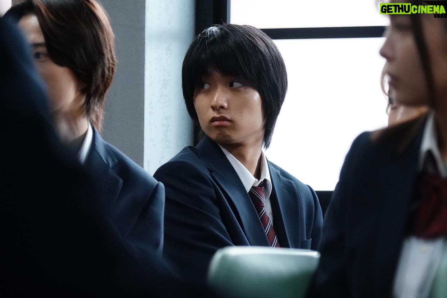 Daiken Okudaira - 25.2K Likes - 9月15日 金曜日 晴れ
こんにちは。奥平です。
まず、2日間日記お休みしてしまいました。
毎日やると言ったのに申し訳ないです。
でもお陰様で今日からまた再開します。
まぁ後5日ほどしかないんですけどね。
気づけば明日は9話の放送です。
なんか1週間がはやすぎて、びっくり仰天ですね。
9話も8話同様で考えることがたくさんあるお話だと思います。
8話で相楽が鵜久森の事件と関係がなかったことがわかり、あまり犯人という言葉を使いたくないんですが、誰が犯人なのかも注目です。
そして9話を含めて残り2話です。
撮影自体はもうすぐ終わりそうです。
悲しいですが、最後まで見届けてくれると嬉しいです。
今日、撮影現場でスマホのカメラの機能のパノラマで遊んでたんですけど、まぁ面白かったんですね。
なんかパノラマで爆笑できる自分に嬉しく思いました。
今年で、てか後5日で20歳になりますけど、くだらないことで笑っていたいなとつくづく最近思います。
20歳になるのが嬉しいけど、もう2度と10代と言えない悲しさが同時にあります。
てか、自分生まれてきて20年も経ってるのがすごいですよねよく考えると。
体感半分の10年くらいですね。
僕はそんなに長く生きてるんですね。
大人になる前に、ずいぶんいろんな人と出会えた気がします。
大人になったらもっといろんな人に会うと思うと、ちょっと大変そうですけど楽しそうですね。
とりあえず10代最後の作品の最高の教師で、友達ができてよかったです。
明日からの4日間10代をフルに楽しみたいと思います。
なにしよう。
考えながら寝ます。お休みまたあした。
#PR
#奥平の日記