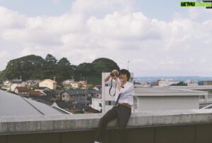 Daiken Okudaira Instagram - 7月4日　火曜日　晴れ
こんにちは。奥平です。
６月が終わりまして７月に入りました。
暑さは相変わらずです。
なので、最近はハーフパンツを履くようになりました。
快適すぎて、もう戻れません。
ところで、最近デビューして3年経ちました。早いものです。
この一年でまた新しい作品と人と出会えました。
とても幸せな気持ちでいっぱいです。
2周年の時に、今まで会ったスタッフさんともう一回会いたい、と言っていたのですが。
この一年たくさんのスタッフとまた出会うことができました。
これもまた嬉しいことです。
こうやって、年を重ねるごとに、大好きな人たちが増えていきます。
4年目も今まで以上に本気で頑張ります。
なんと、あと2ヶ月で20歳になります。
まぁ嬉しいっちゃ嬉しいですけど、出来れば子供のままがいいですよね。
これからは自分で自分の責任を負うと思うと大人って大変だなぁと思います。
とりあえず。
4年目も頑張るので、見守っててください。
これからもお願いします。

ところで、最近はもっぱらドラマの撮影が続いてるのですが、段々クラスのみんなも打ち解けてきてるなーと思います。
最近でいうと、山下幸輝くんにダンスをちょっとだけ教えてもらいました。
僕はダンスが苦手なので、幸輝くんみたいにダンスができる人に憧れてしまいます。
クランクアップするまでには上手くなろうと思います。
あとは、僕がみんなのことを写真撮ったりしています。
こんな感じで、カメラが回ってないところでは本当の学校生活のような気分で過ごしています。
なんか、オフショットとかあげられたらいいなって思ってるので、ほんのちょっとだけ期待しておいてください😎

ちなみにこの写真は森七菜ちゃんが撮ってくれました。
なんだか楽しそうな顔してますね。

#PR
#奥平大兼
#okudaira#daiken
#君は放課後インソムニア