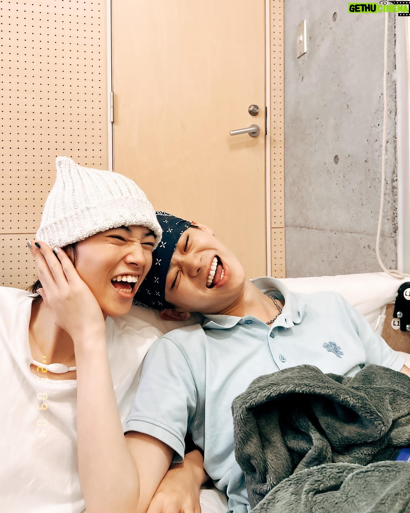 Daiken Okudaira - 25.2K Likes - 9月4日 月曜日 雨
こんにちは。奥平です。
今日は、一日中愛流の家で、のせと大湖くんと遊んでました。
この写真は愛流とのせです。
仲良しですね。
遊んだと言ってもスマブラをずーっとやってたのですが。
のせが一番強いんですけど、強すぎて全然勝てないんですよね。
なので、勝てるようになりたいと思う一日でした。
正直。特にそれ以外今日の思い出はないです。
ふつーの一日でした。
ちょっと書くことがあまりにもないので、またちょこっと質問にお答えできればなと。
Q今一番会いたい人は誰ですか?
最近撮影で会えてない芦田愛菜ちゃんに会いたいです。
やっぱり29人で1人だけでもいないと寂しいです。
Q好きなパンの種類
クロワッサン
Q生まれ変わるなら何になりたいか。
鳩ですかね。
やっぱり飛べるようになれるのが魅力的ですよね。
それが普通に人間ですかね。
また違う人生を歩んでみたいです。
Q得意教科はなんですか?
英語ですね。
昔から洋楽ばっか聞いていたので、歌詞の意味をわかるようになりたいなーって思って、一番好きで勉強してた気がします。
Q幽霊っていると思いますか。
正直いないと思いますけど。
僕ホラーが結構好きなので、いてもいいかなとは思います。
心霊現象とか、ないこともないですし、そう思えばいるのかも。
でもいたとしても、全部が全部悪い幽霊とは限らないので安心してもいいと思います。
根拠はないです。
こんな感じですね。
流石に一日中愛流の家にいすぎて、何も出来事がございませんでした。
明日はもうちょい長く書けるようにします!
また明日会いましょう。
#奥平の日記