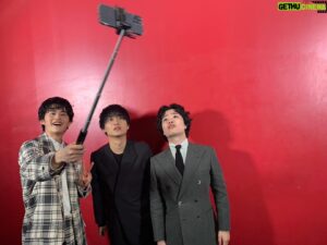 Daiken Okudaira Instagram - 3月９日　土曜日　晴れ
こんにちは。奥平です。
遂に昨日映画「PLAY!」が公開されました。
なんだかやっと公開かーという気持ちと、もう公開かーって気持ちとどっちもあるような複雑な気持ちです。
そして今日は、初日舞台挨拶でした。
お越しいただいた方々、有難う御座います。
遂に、公開されたと思うとなんだか嬉しかもあり、手放してしまう気がして寂しさもあります。
青春映画として熱量もあるし、eスポーツの魅力も詰まってる作品です。
是非ご覧いただけると嬉しいです。

この写真舞台挨拶の裏で自撮りをしようとしてる写真ですね。
3人の仲が垣間見えるような写真です。
なんやかんや、3人でご飯行けてないんで、公開したことですし、記念に行きましょう。と約束しました。
久々に、3人でラーメンも食べたいんですけどねー。
まぁ行けたらいきます。

そういえば、また別の話にはなってしまうんですが、Netflixで配信されてる映画「パレード」の主題歌、RADWIMPSさんの「なみしぐさ」のMVに出演させていただきました。
どこか、「パレード」の続きような。夢のような。
そんな素敵なMVになってます。
楽曲もとっても素敵な曲で、個人的にも聴いてます。
映画を観た方は特に見ていただきたいです。
それじゃーまた。