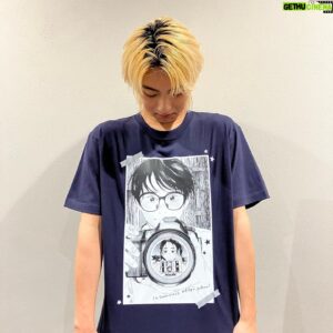 Daiken Okudaira Instagram - 3/16  木曜日　晴れ
こんにちは。奥平です。
昨日、映画「君は放課後インソムニア」の完成報告会見がありました。
僕も先日、完成した映画を拝見させて頂きました。
なんか、撮影のことを思い出して懐かしい気持ちでいっぱいになりました。
本当に毎日撮影が楽しくて、笑っていた記憶がたくさんあります。
久しぶりに監督やキャストのみんなと会えて、幸せでした。なんか最近幸せなことが多いです。
しかも、君ソムの丸太のTシャツを頂いちゃいました。
丸太と伊咲がお互いを撮りあってるシーンです。
このシーンすごくほっこりできるんですよね。
好きなシーンの一つです。
公開はまだ少し先なのですが、沢山の人に見て欲しいです。
青春映画ではあるかもしれないですが、沢山のことを感じれる作品です。

一作品一作品たくさん思い出があって、取材や舞台挨拶のたびに、その作品の撮影のことを思い出します。
特に今年は、公開作品がたくさんあるので毎回、懐かしい思い出いっぱいになります。
とても幸せな気持ちもありながら、どこか寂しい気持ちもあります。
こうやって、監督やキャストの人と会うとみんな大好きすぎて、会えなくなるのがほんと悲しくなるんですよね。

こういうふうに思うほど僕に取って大切な作品なんです！
是非沢山の方に見ていただきたいです！😎

#PR
#君ソム
#君は放課後インソムニア
@kimisomu_movie

#奥平大兼
#okudaira
#daiken