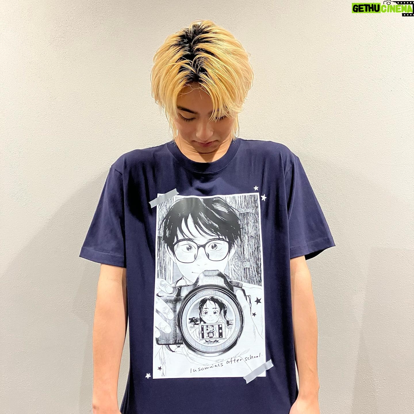 Daiken Okudaira - 13.6K Likes - 3/16 木曜日 晴れ
こんにちは。奥平です。
昨日、映画「君は放課後インソムニア」の完成報告会見がありました。
僕も先日、完成した映画を拝見させて頂きました。
なんか、撮影のことを思い出して懐かしい気持ちでいっぱいになりました。
本当に毎日撮影が楽しくて、笑っていた記憶がたくさんあります。
久しぶりに監督やキャストのみんなと会えて、幸せでした。なんか最近幸せなことが多いです。
しかも、君ソムの丸太のTシャツを頂いちゃいました。
丸太と伊咲がお互いを撮りあってるシーンです。
このシーンすごくほっこりできるんですよね。
好きなシーンの一つです。
公開はまだ少し先なのですが、沢山の人に見て欲しいです。
青春映画ではあるかもしれないですが、沢山のことを感じれる作品です。
一作品一作品たくさん思い出があって、取材や舞台挨拶のたびに、その作品の撮影のことを思い出します。
特に今年は、公開作品がたくさんあるので毎回、懐かしい思い出いっぱいになります。
とても幸せな気持ちもありながら、どこか寂しい気持ちもあります。
こうやって、監督やキャストの人と会うとみんな大好きすぎて、会えなくなるのがほんと悲しくなるんですよね。
こういうふうに思うほど僕に取って大切な作品なんです!
是非沢山の方に見ていただきたいです!😎
#PR
#君ソム
#君は放課後インソムニア
@kimisomu_movie
#奥平大兼
#okudaira
#daiken